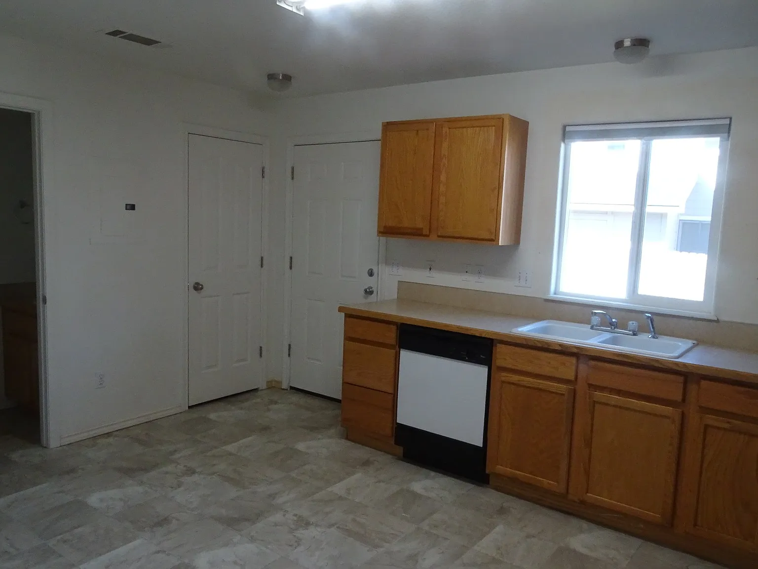 3 bed, 1.5 bath, $1,400 — Photo 2