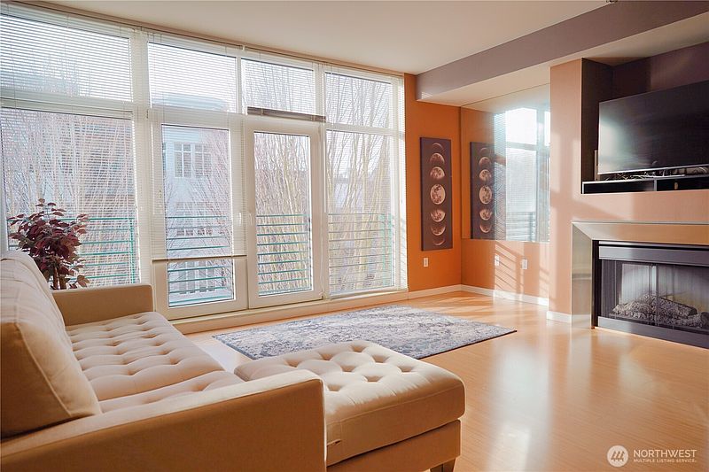 4th image of 17 W Mercer Street #207