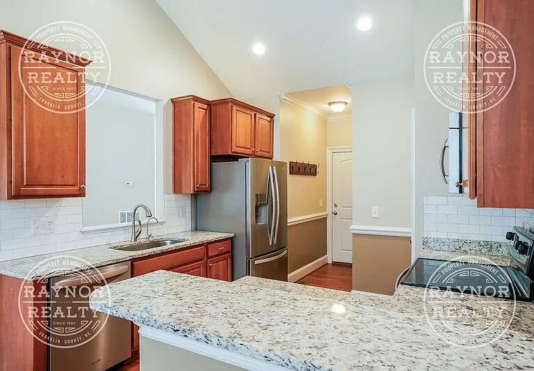 90 Glen Oaks Dr — Photo 2