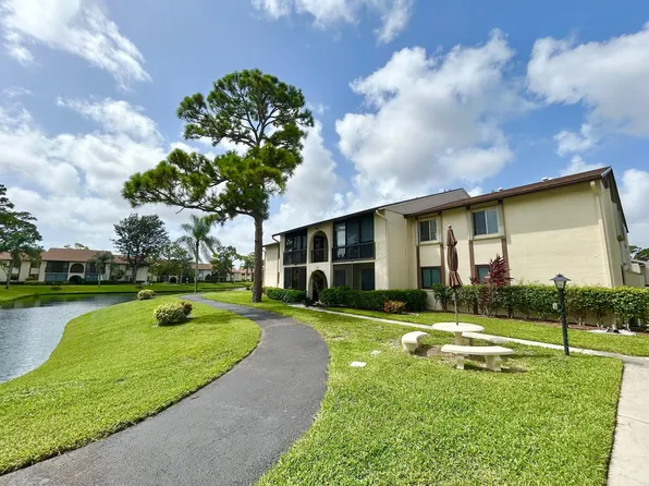 327 Knotty Pine Circle #B-2, Greenacres, FL 33463