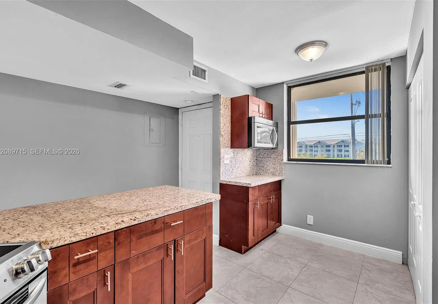 Lake Emerald Condominium — Photo 4