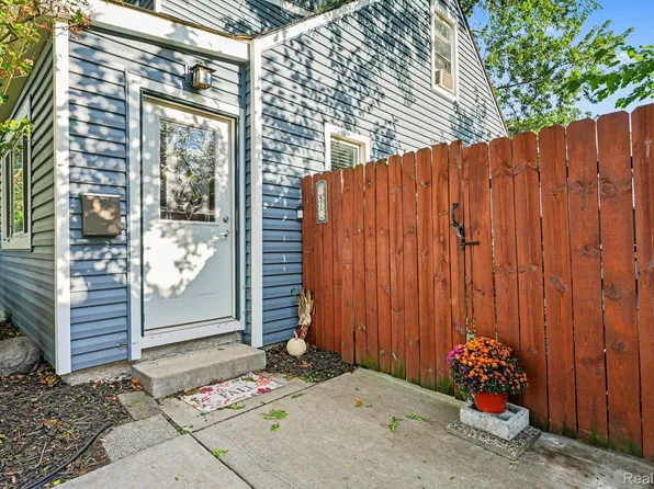 51 W Harry Ave, Hazel Park, MI 48030