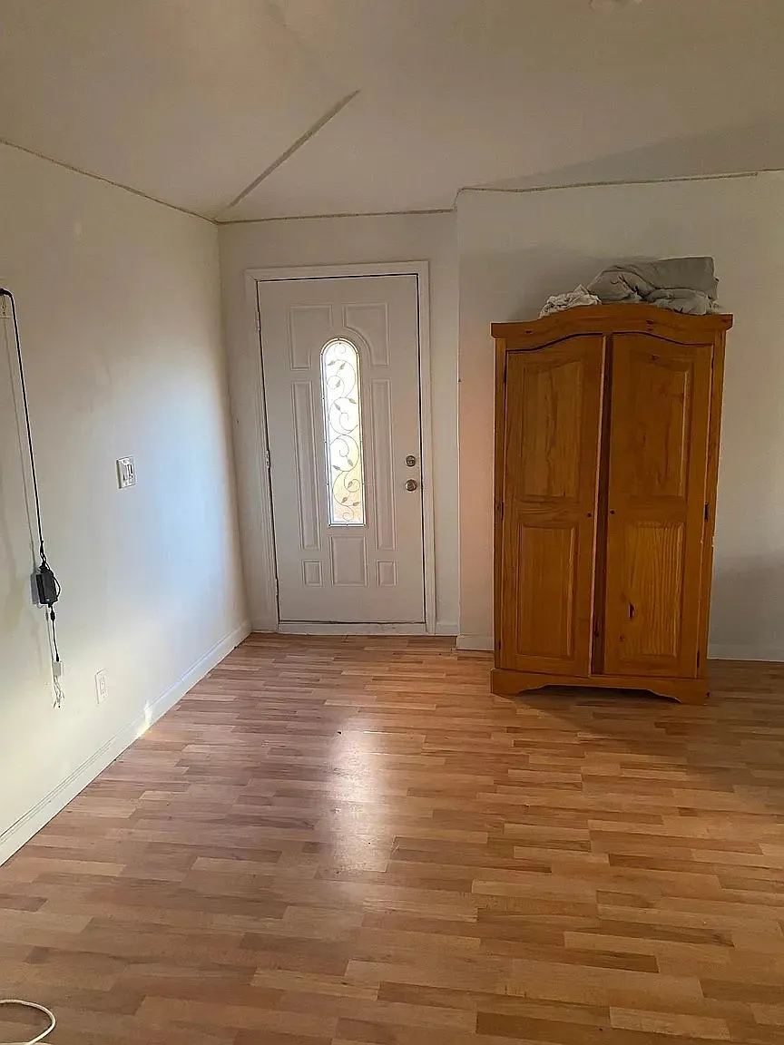 Duplex home. front house! Manicured p landscaping . Hardwood floors , washer and dryer hook up — Photo 2