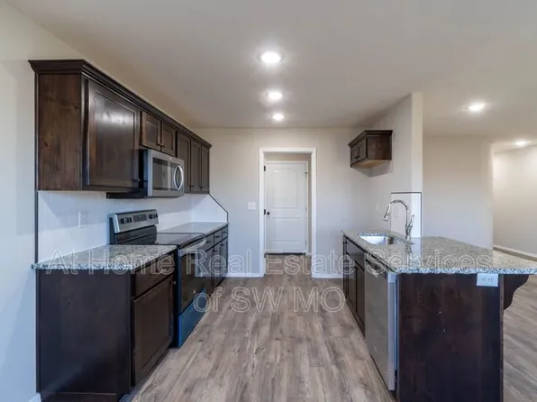 1805 S 15th Ave, Ozark, MO 65721