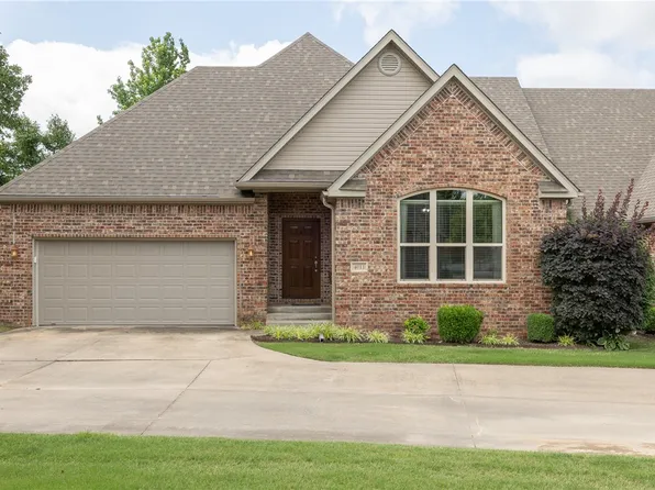 4011 N Meadow View Dr, Fayetteville, AR 72703