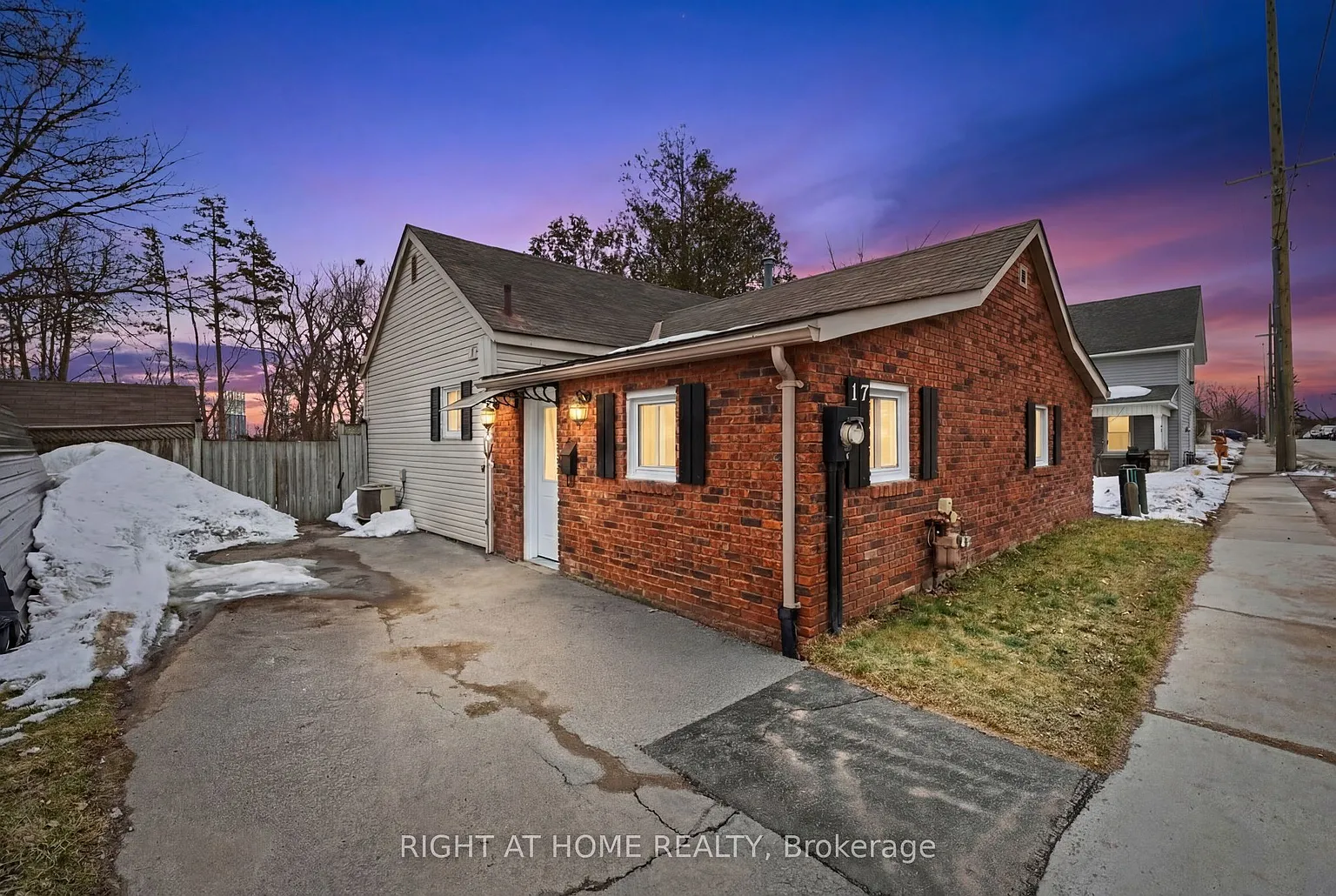 17 Grove St W photo 1