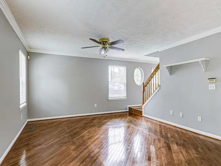 304 Nicole Ln — Photo 4