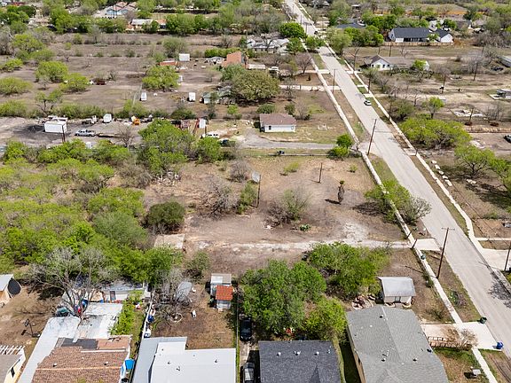 4th image of 667 W PETALUMA BLVD