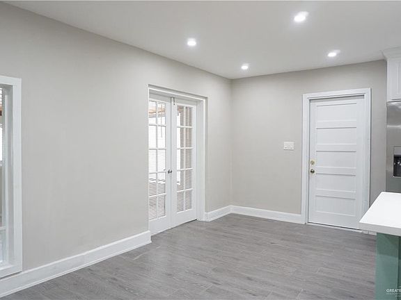 3rd image of 605 Jasmine Ave