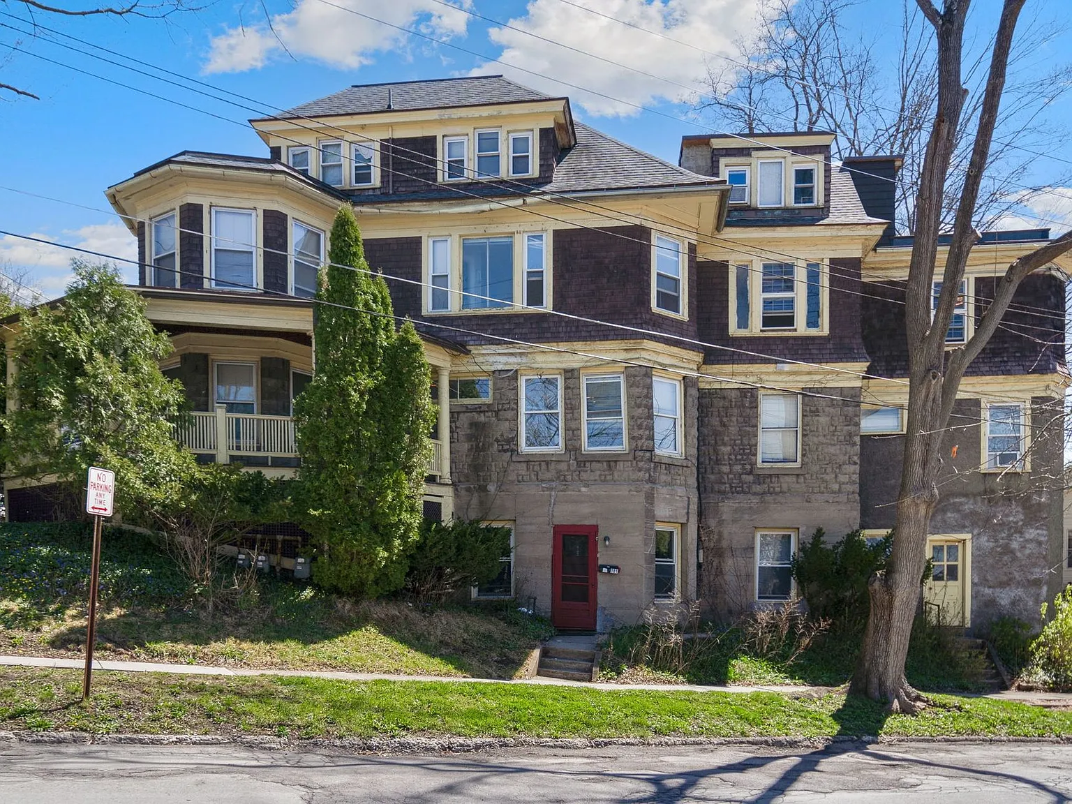 609 E State St — Photo 3