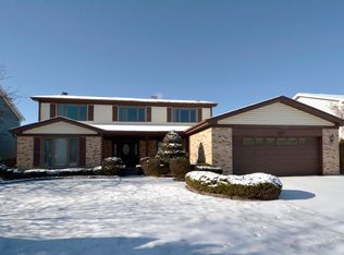 1910 N Derbyshire Ln, Arlington Heights, IL 60004