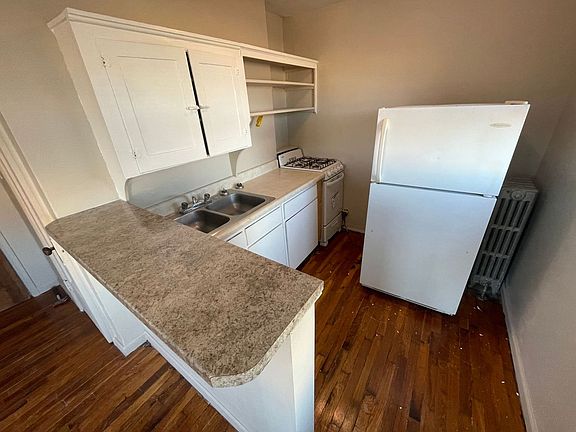 3rd image of 207 E Jefferson St APT 201