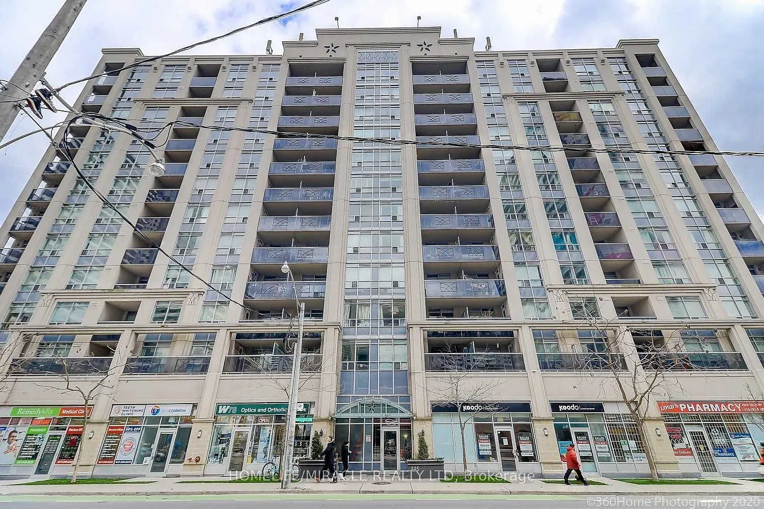 225 Wellesley St E — Photo 1