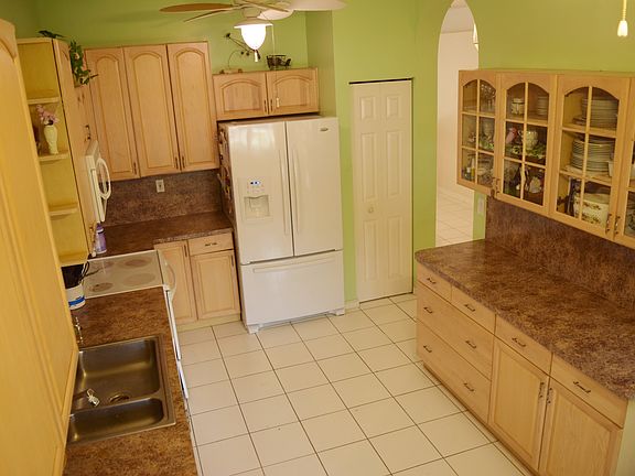 Eat-in kitchen: 10 x 18