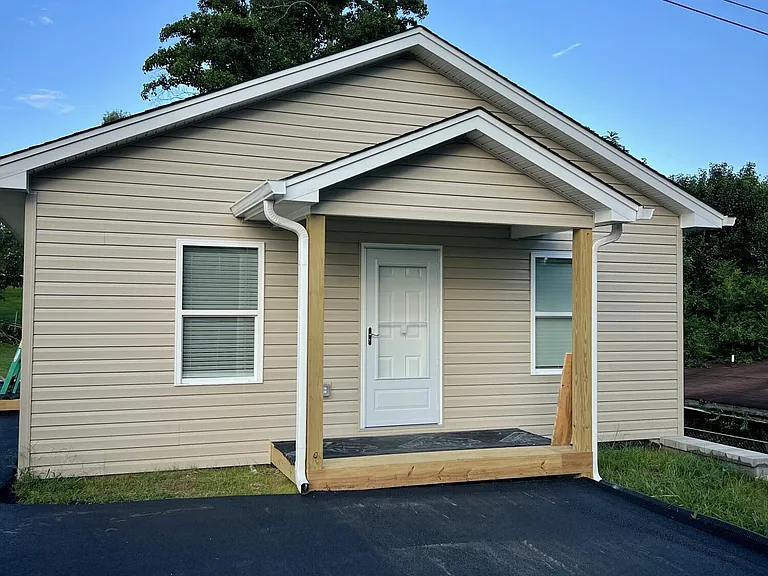 208 Hill Ave — Photo 1
