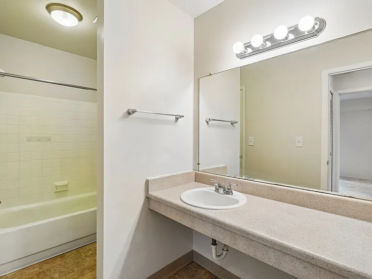 Pointe West Apartments — Photo 52