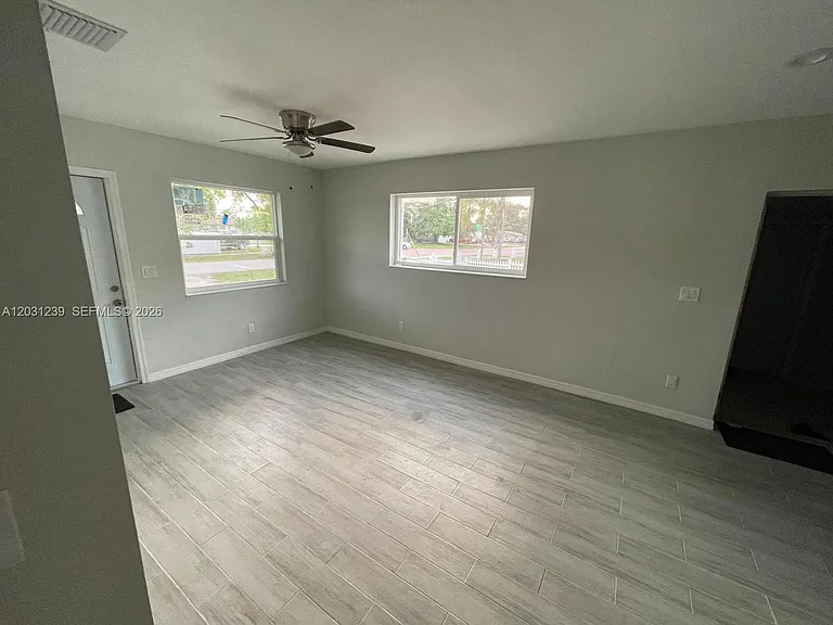 3921 SW 31st Dr — Photo 2