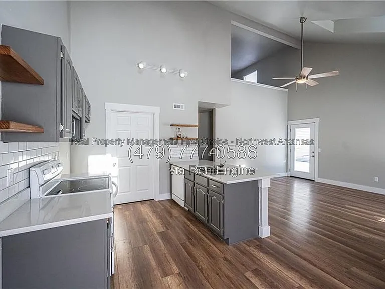 2407 W Ash St — Photo 2