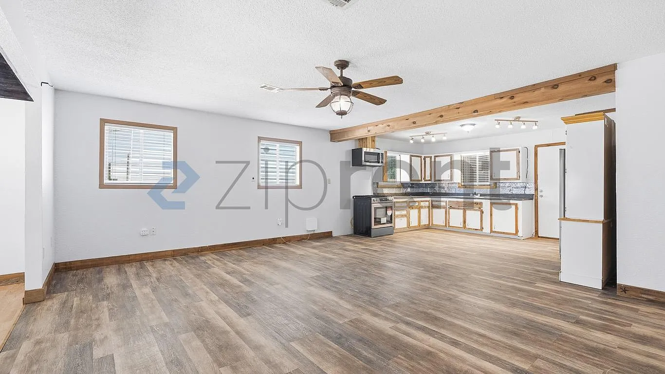 3 bed, 2000 sqft, $2,075 — Photo 4