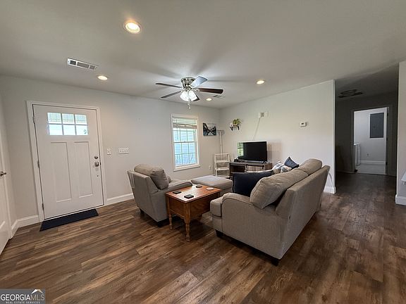 3rd image of 365 Quail Ln
