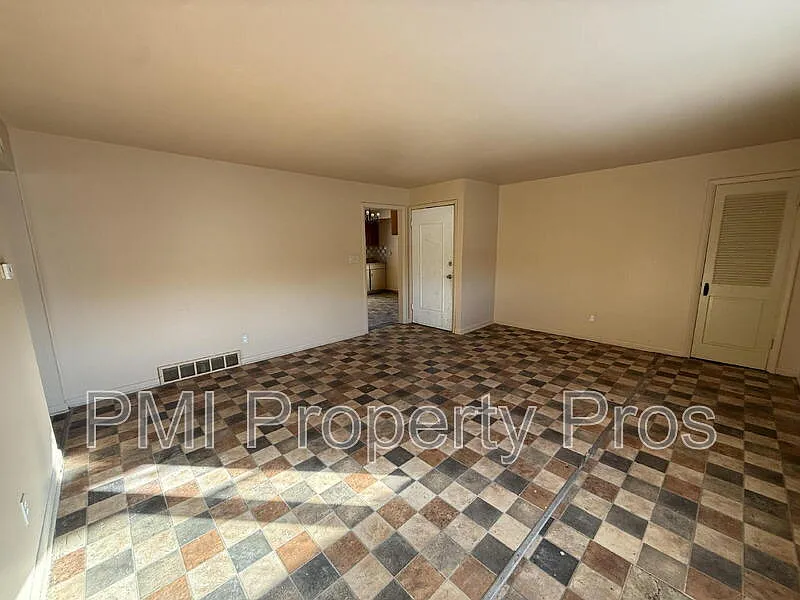 3 bed, 1.0 bath, $995 — Photo 4