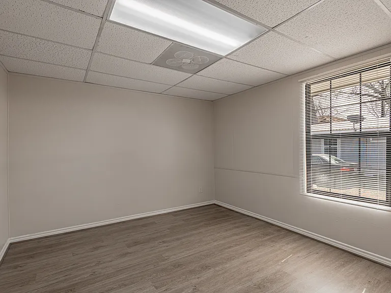 626 University Ave — Photo 11