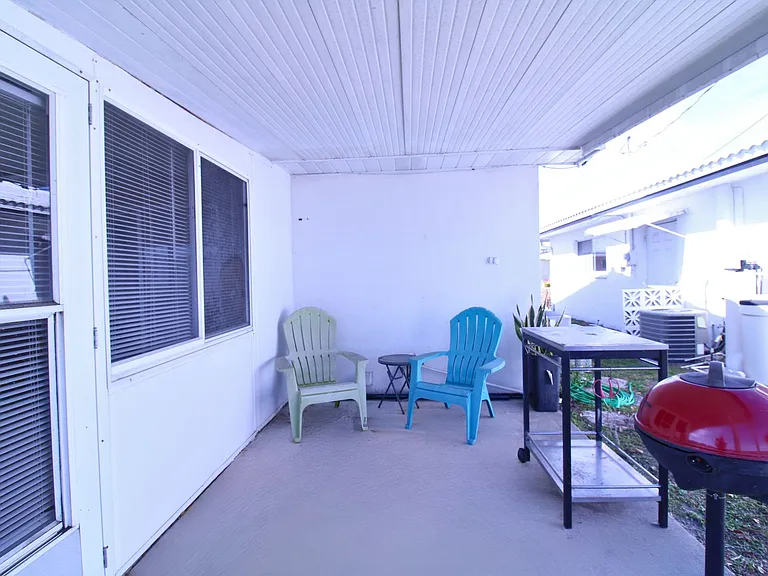 10321 Larchmont Pl N — Photo 14