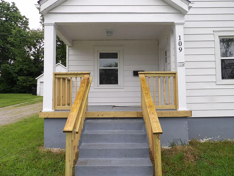 109 Allnutt Dr — Photo 2