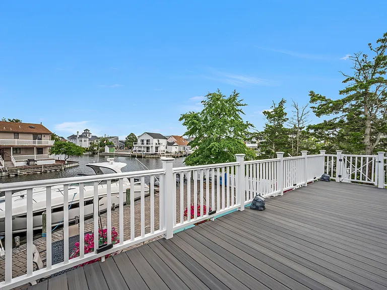 15 Seville Dr — Photo 32