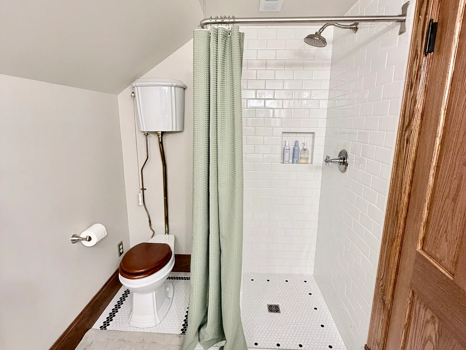 5 bed, 2.5 bath, 2850 sqft, $2,750 — Photo 4