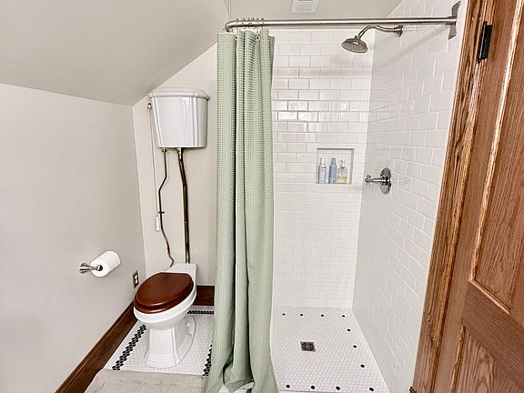 En-suite bath above garage