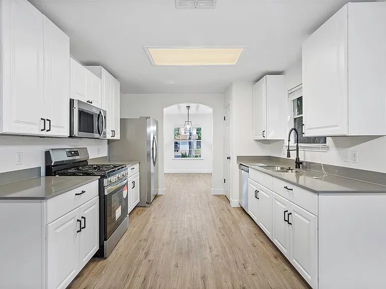 617 Barbara Way — Photo 2