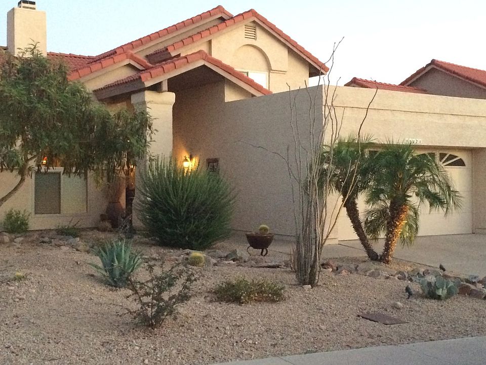 Nicely Landscaped Front Yard