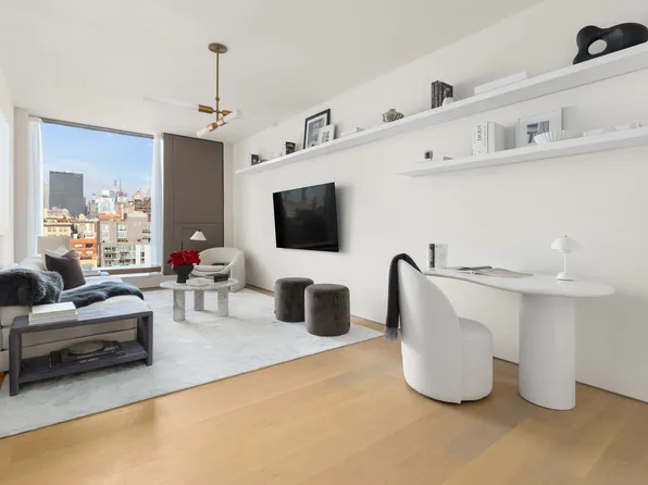 251 West 14th Street image 8 of 17