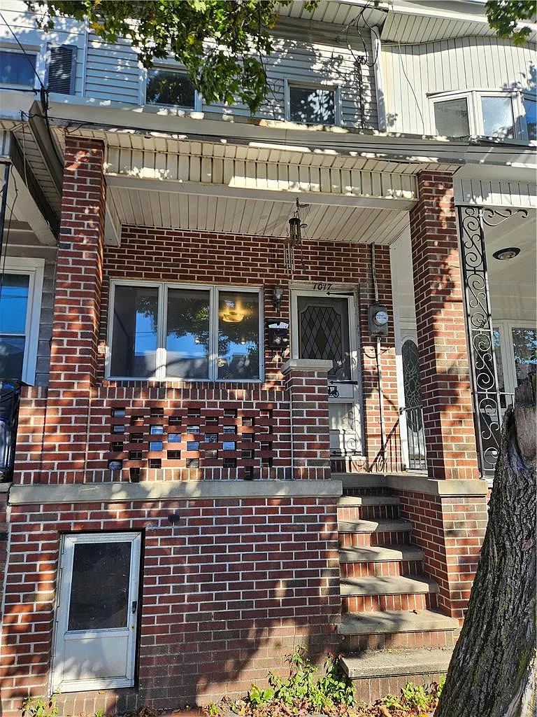3 bed, 1.0 bath, 1050 sqft, $1,000 — Photo 1