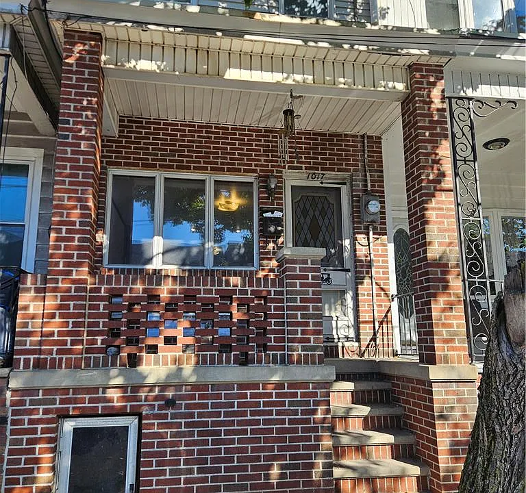 1017 E Centre St
