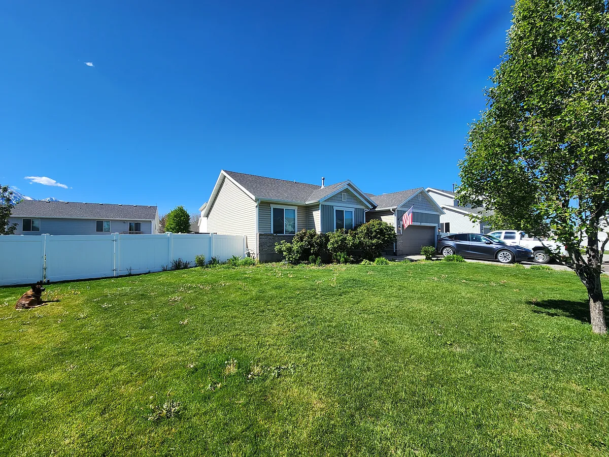 Building Photo - 13 W 810 N
