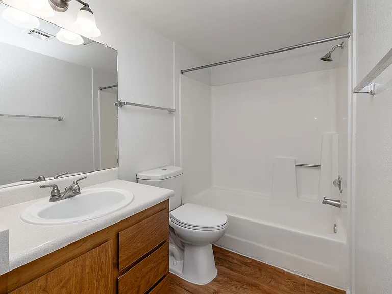 Broadway Proper Apartment ** One Month Free**W/D Included — Photo 71