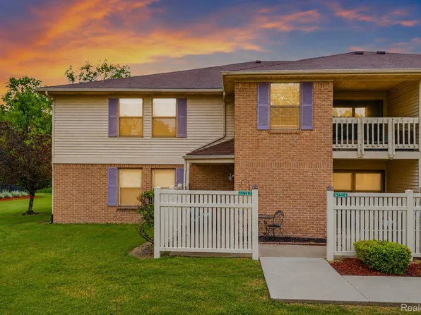 61212 Greenwood Dr, South Lyon, MI 48178