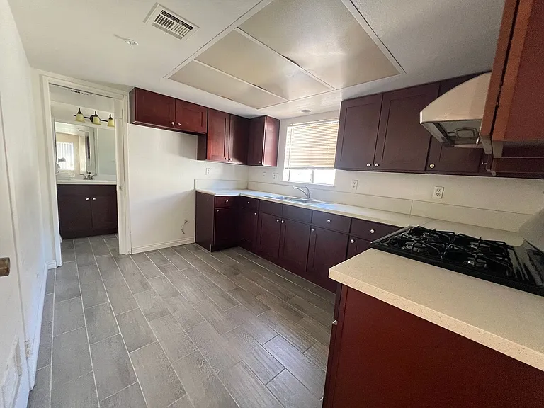 2200 Larch St — Photo 2