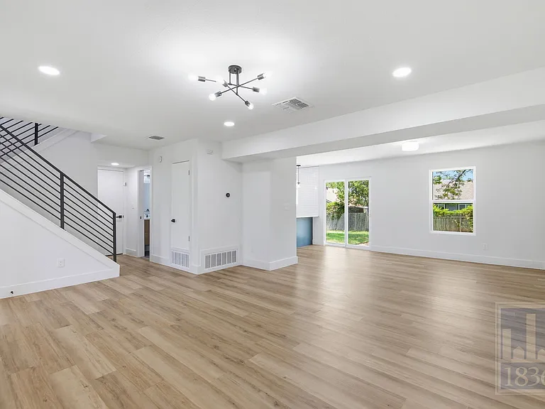 3610 Alexandria Dr — Photo 3