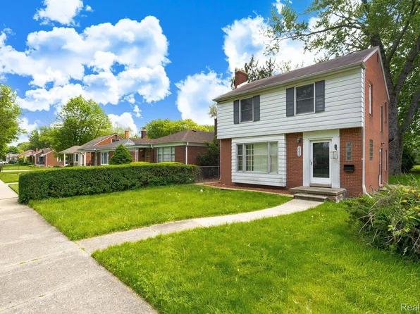 19694 Lochmoor St, Harper Woods, MI 48225