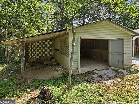 5th image of 370 Thompson Ln