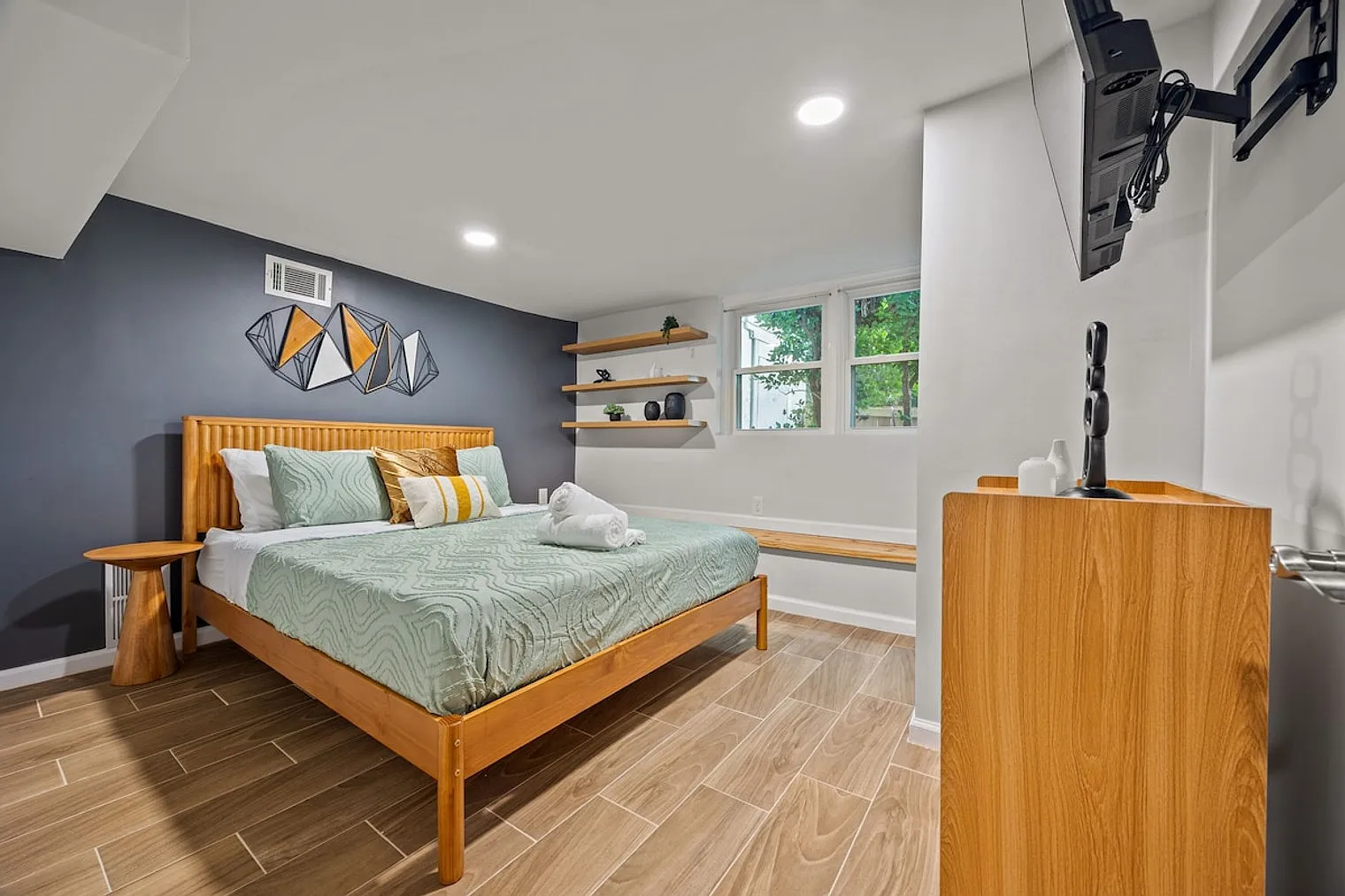 2 bed, 1.0 bath, $4,686 — Photo 2