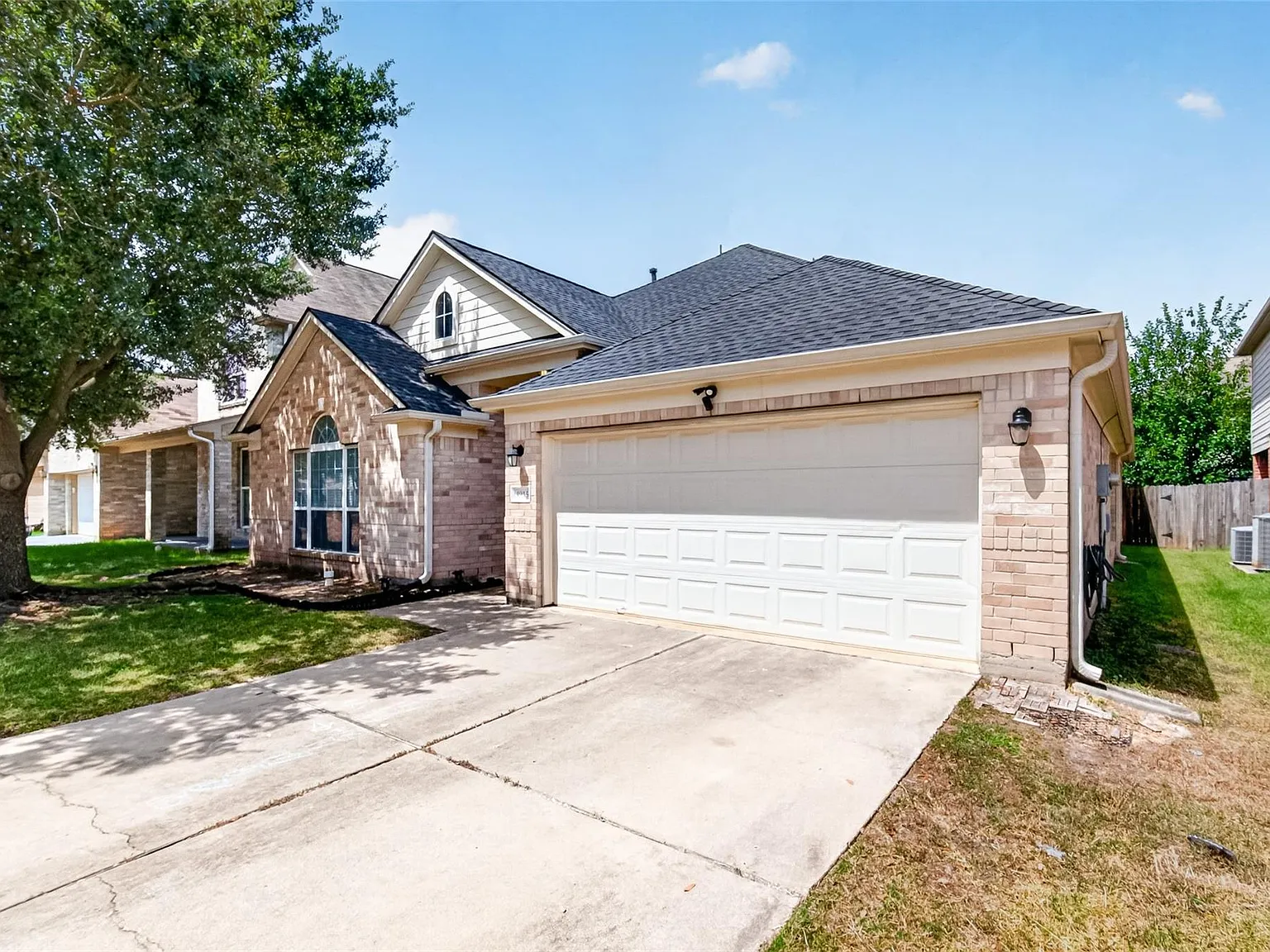 4 bed, 2.0 bath, 2324 sqft, $2,499 — Photo 3