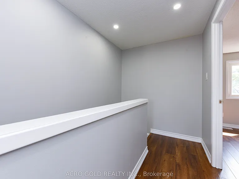 19 Hoskins Sq — Photo 34