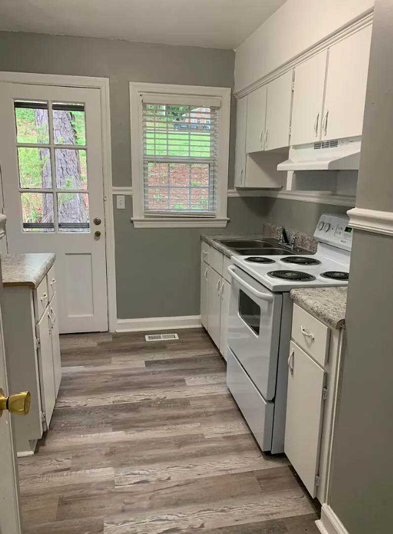 Historic Brookwood Apartments — Photo 4