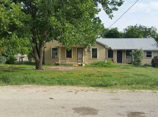 139 E Denmark St, Walnut Springs, TX 76690