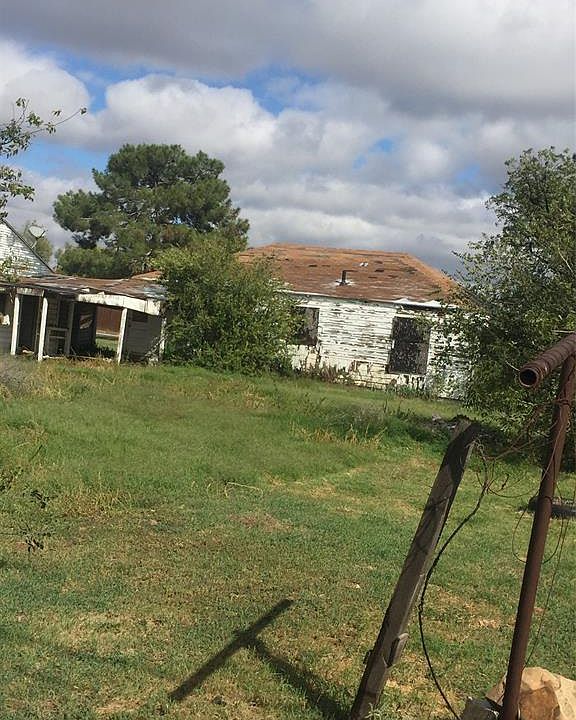 2nd image of 122 NW Ave E