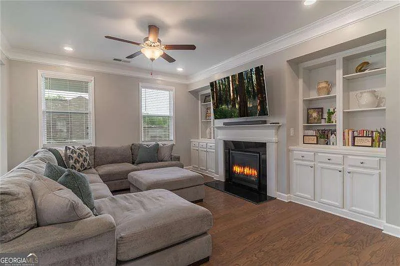 5 bed, 4.0 bath, 4268 sqft, $4,000 — Photo 2